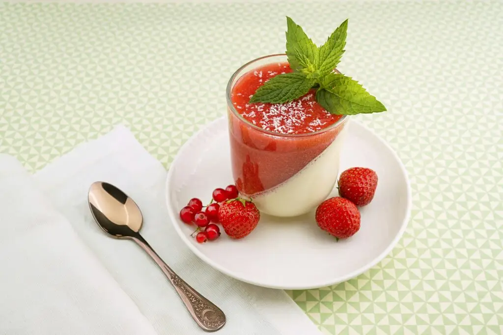 Panna coota avec fraise et feuille de menthe