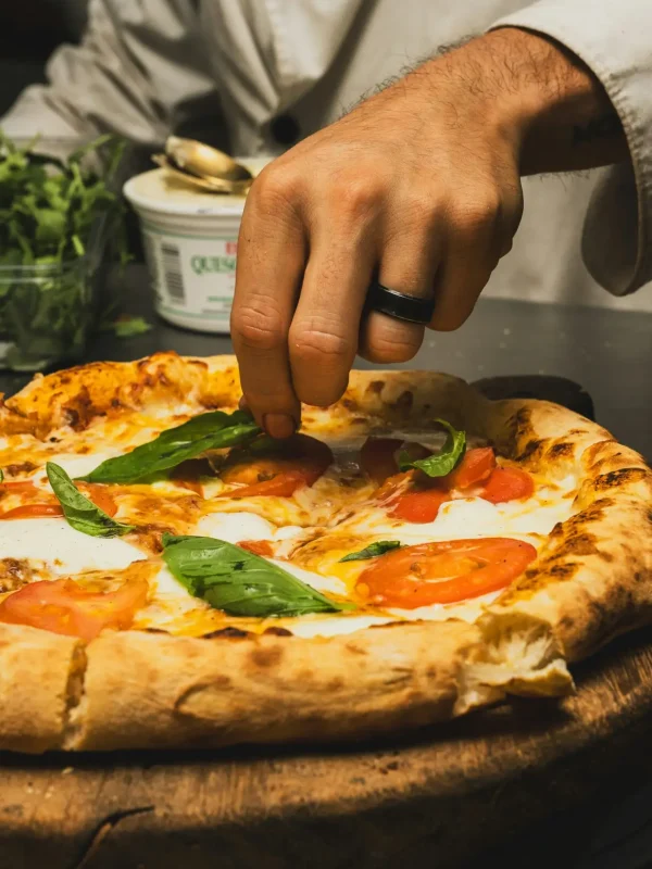 préparation d'une pizza napolitaine